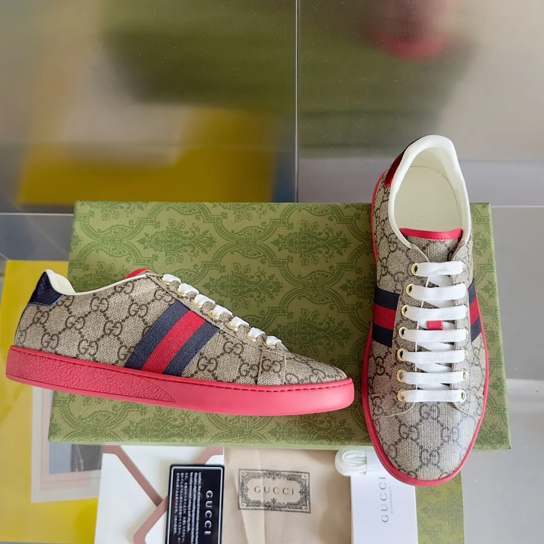 👟👟Ex-factory price 540👟👟 Men's size +10 Top version: Gucci G family classic Ace series Embroidery Little Bee White Shoes Couple Style Ribbon Love Casual Sports Shoes Sneakers Original Purchase Development Production This brand's classic low-top sports shoes interweave golden embroidered bees with red and green webbing. The bee is a classic element of the brand. It appeared in the Gucci ready-to-wear series in the 1970s. Exquisite packaging at the delivery counter🛍📦 ▪️Fabrics: Original custom imported first-layer cowhide ▪️Foots: Original custom cowhide lining ▪️Sole: Original open-molded rubber non-slip material ▪️Sole thickness: 2.5CM ▪️Size: Women's 34-41 (customized 34/41) ▪️Size: Men's 38-46 (38/46 customized)